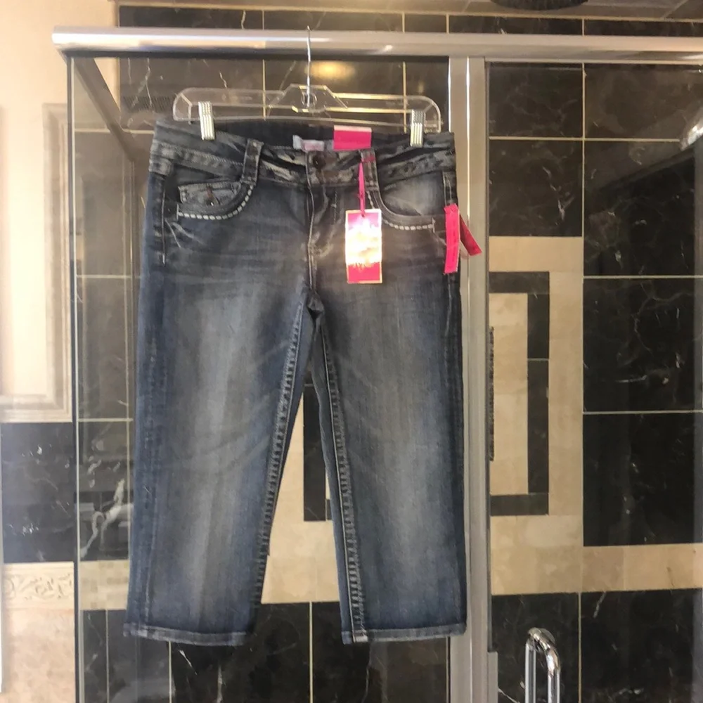 Candie’s junior jeans capris, size 7, new with tags. - Picture 1 of 3